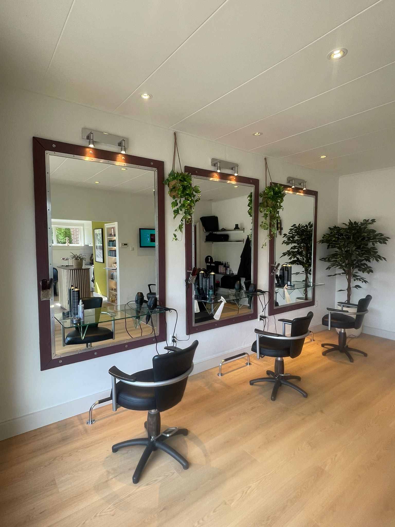 Sam knipt kapsalon
